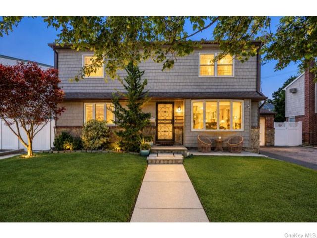  4 BR,  4.00 BTH &nbsp;Colonial style home in Franklin Square