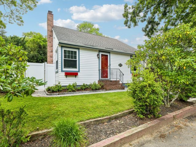  4 BR,  2.00 BTH &nbsp;Cape cod style home in Rocky Point