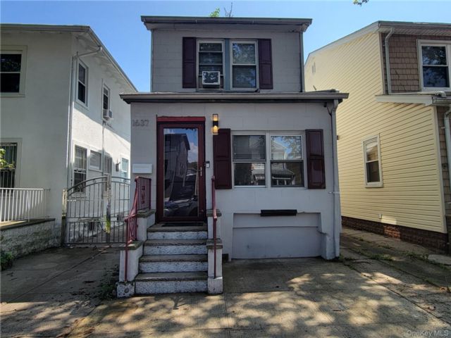 4 BR,  3.00 BTH &nbsp;Colonial style home in Gravesend