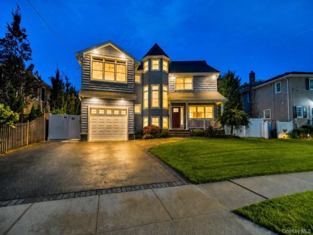  5 BR,  3.00 BTH &nbsp;Colonial style home in Merrick