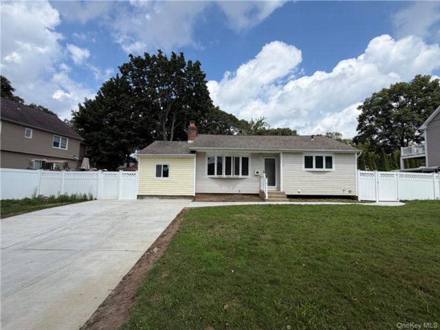  3 BR,  2.00 BTH &nbsp;Ranch style home in Commack