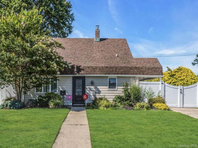  3 BR,  1.00 BTH &nbsp;Cape cod style home in Levittown