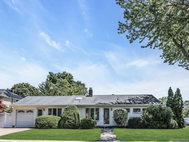  3 BR,  2.00 BTH &nbsp;Ranch style home in Syosset