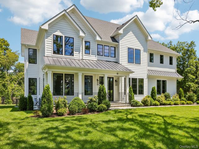  5 BR,  5.00 BTH &nbsp;Colonial style home in New Rochelle