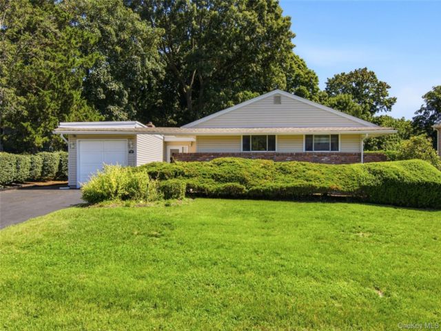  3 BR,  2.00 BTH &nbsp;Exp ranch style home in Kings Park