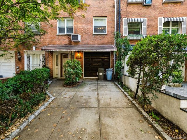  5 BR,  3.00 BTH &nbsp;Colonial style home in East Elmhurst