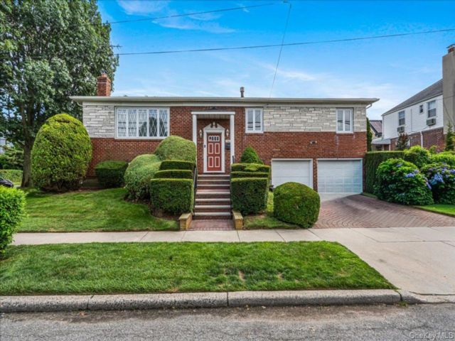  5 BR,  3.00 BTH &nbsp;Hi ranch style home in Beechhurst