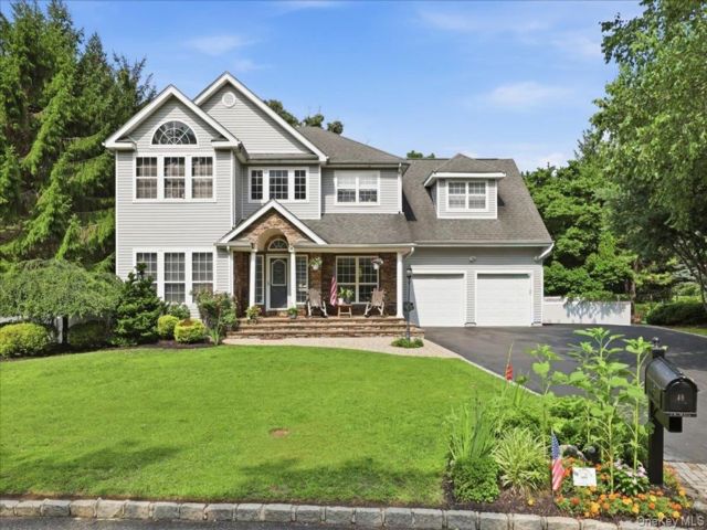  4 BR,  4.00 BTH &nbsp;Colonial style home in South Setauket
