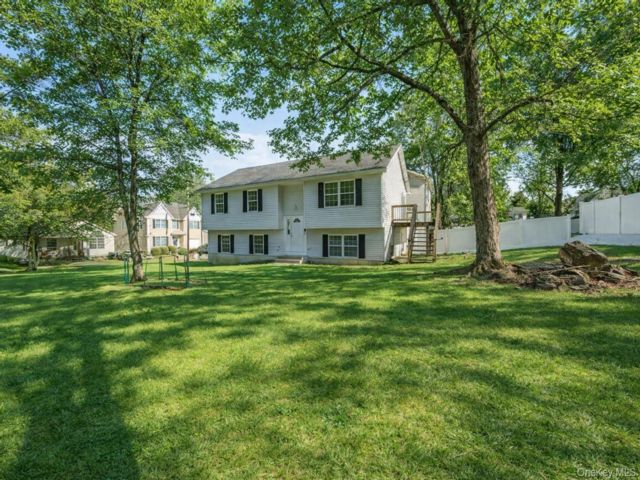  3 BR,  3.00 BTH &nbsp;Raised ranch style home in Middletown
