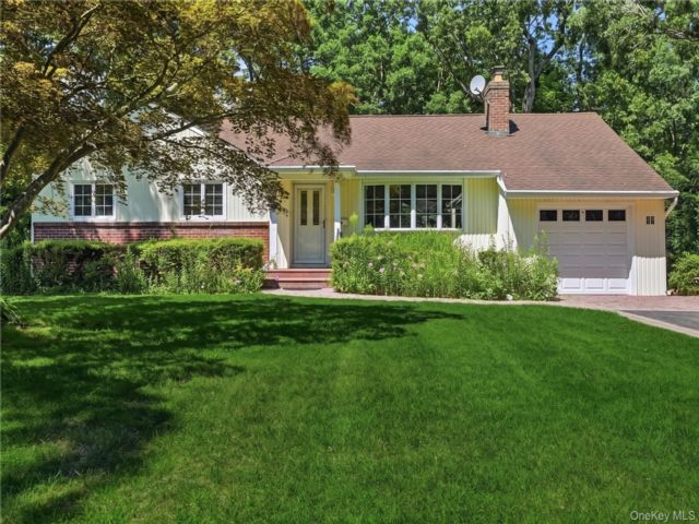  3 BR,  1.00 BTH &nbsp;Exp ranch style home in Commack