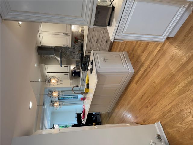  4 BR,  4.00 BTH &nbsp;Colonial style home in Garden City