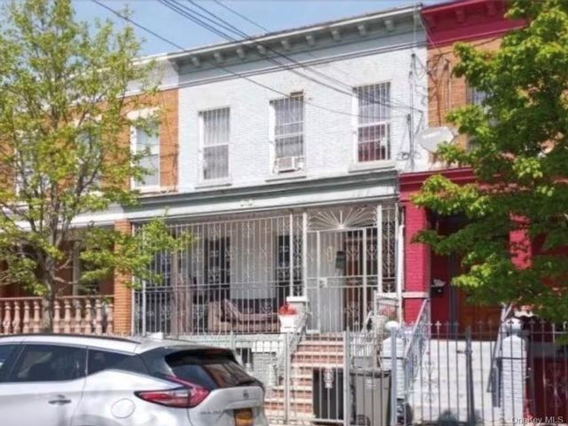  5 BR,  2.00 BTH &nbsp;House style home in Cypress Hills