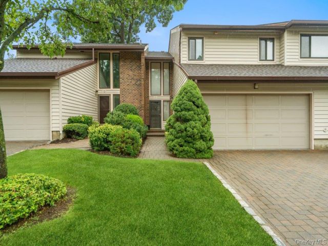  3 BR,  3.00 BTH &nbsp;Condo style home in Jericho