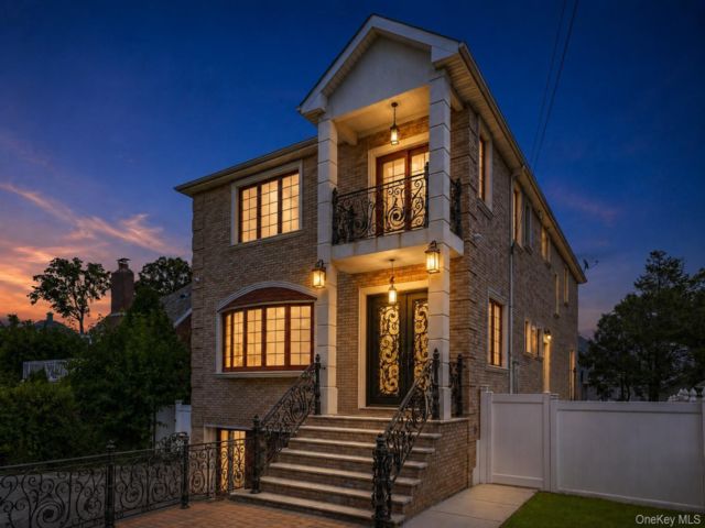  5 BR,  5.00 BTH &nbsp;Colonial style home in Jamaica Estates