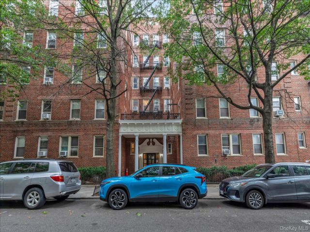  1 BR,  1.00 BTH &nbsp;Mid rise style home in Sunnyside