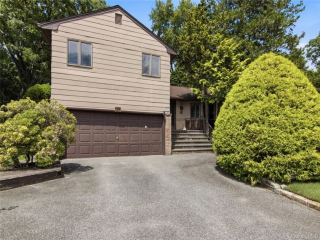  3 BR,  3.00 BTH &nbsp;Split level style home in Port Washington
