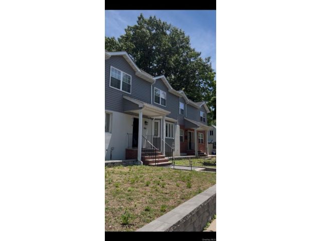  5 BR,  5.00 BTH &nbsp;Colonial style home in Glen Oaks