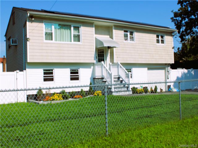  2 BR,  1.00 BTH &nbsp;Hi ranch style home in Amityville