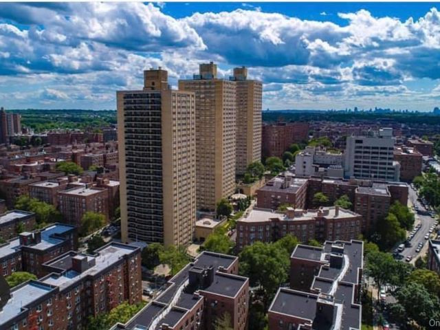  1 BR,  1.00 BTH &nbsp;High rise style home in Forest Hills