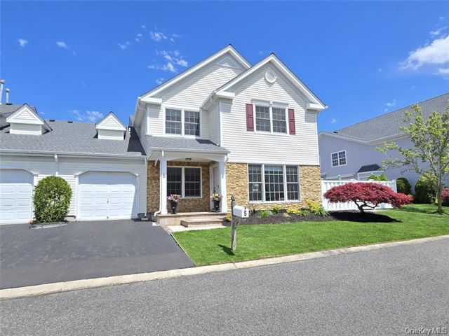  2 BR,  2.00 BTH &nbsp;Condo style home in Middle Island