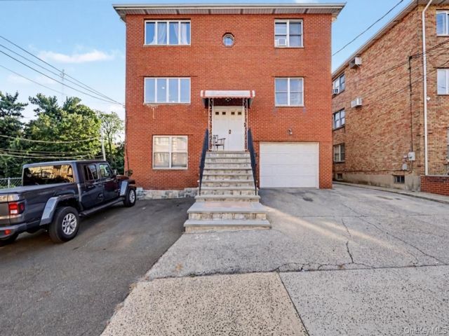  7 BR,  5.00 BTH &nbsp;Colonial style home in Yonkers