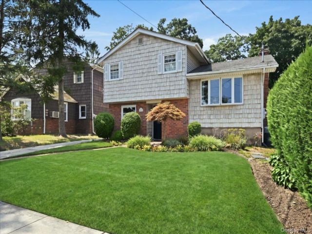  3 BR,  2.00 BTH &nbsp;Splanch style home in East Meadow