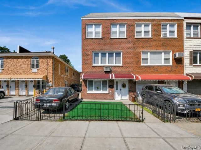  3 BR,  2.00 BTH &nbsp;House style home in Throggs Neck