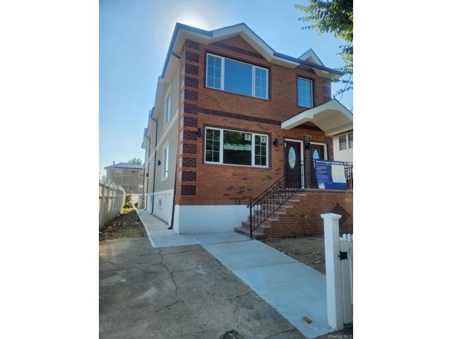  8 BR,  5.00 BTH &nbsp;House style home in Baisley Park