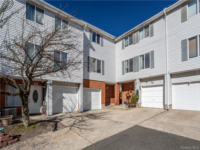  3 BR,  4.00 BTH &nbsp;House style home in Eltingville