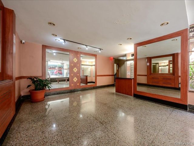  2 BR,  2.00 BTH &nbsp;Mid rise style home in Jackson Heights