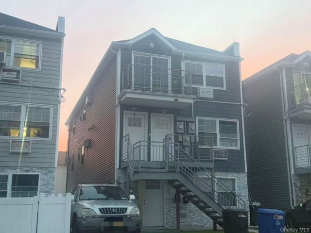  6 BR,  4.00 BTH &nbsp;House style home in Arverne