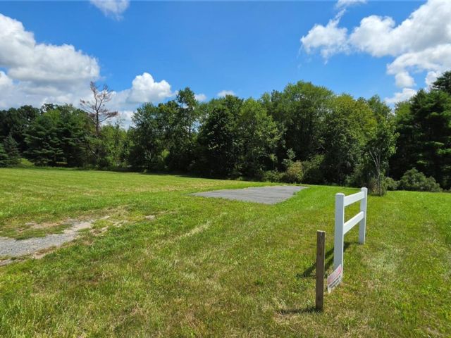 Lot <b>Size:</b> 336'x1270' &nbsp;House style home in Bethel