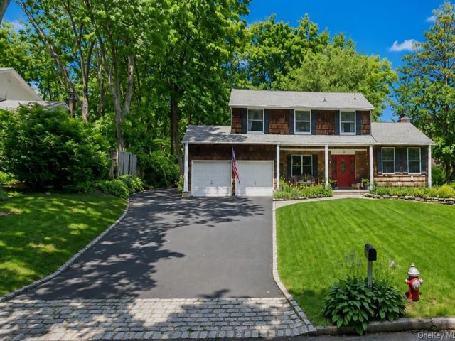  4 BR,  4.00 BTH &nbsp;Colonial style home in Smithtown