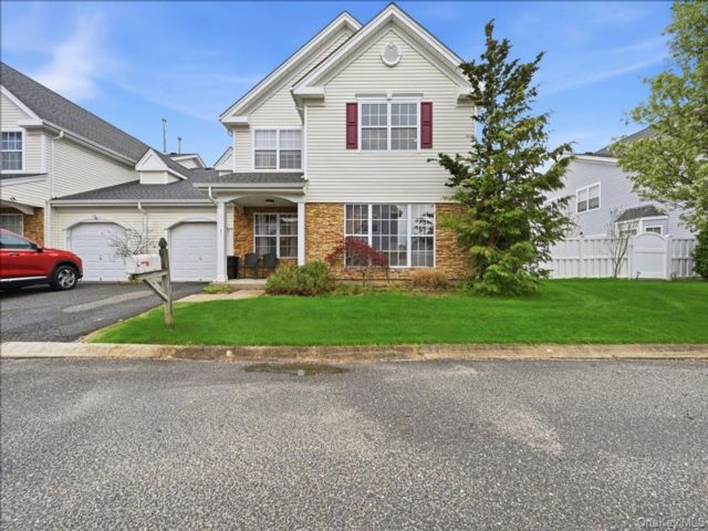  2 BR,  2.00 BTH &nbsp;Condo style home in Middle Island