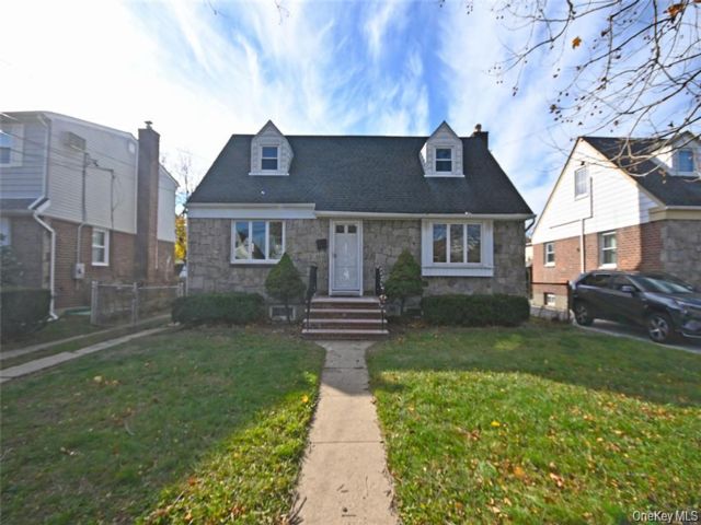  4 BR,  3.00 BTH &nbsp;Colonial style home in North New Hyde Park