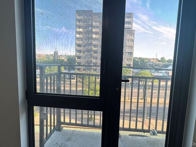  2 BR,  2.00 BTH &nbsp;High rise style home in Woodside