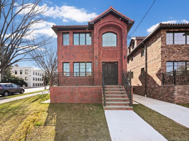  3 BR,  2.00 BTH &nbsp;Colonial style home in Flushing