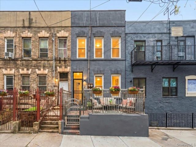  4 BR,  3.00 BTH &nbsp;Other style home in Claremont Park