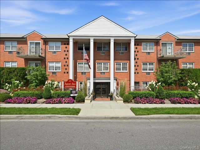  1 BR,  1.00 BTH &nbsp;Mid rise style home in Rockville Centre