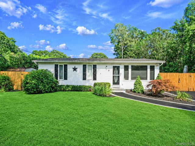  3 BR,  1.00 BTH &nbsp;Ranch style home in Shirley
