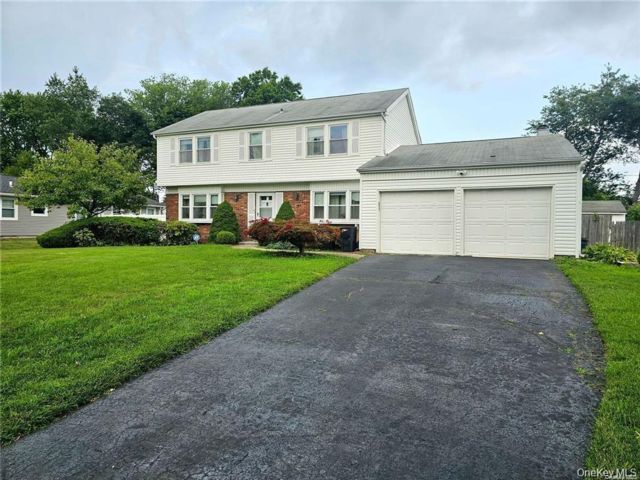 4 BR,  3.00 BTH &nbsp;Colonial style home in Stony Brook