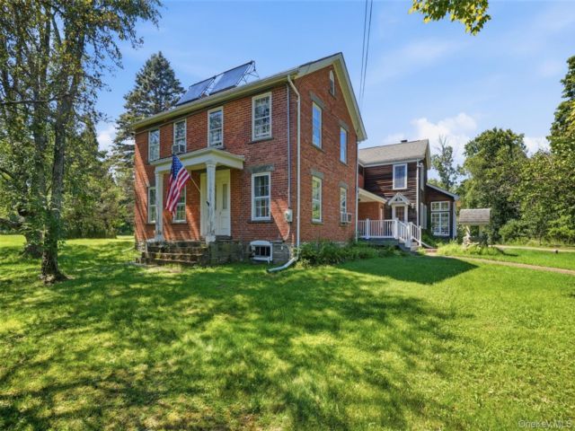  4 BR,  3.00 BTH &nbsp;Colonial style home in Middletown