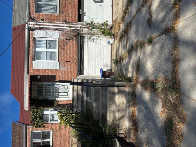 2 BR,  1.00 BTH &nbsp;Bungalow style home in Woodside