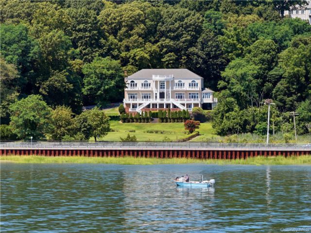  8 BR,  6.00 BTH &nbsp;Colonial style home in Mill Neck