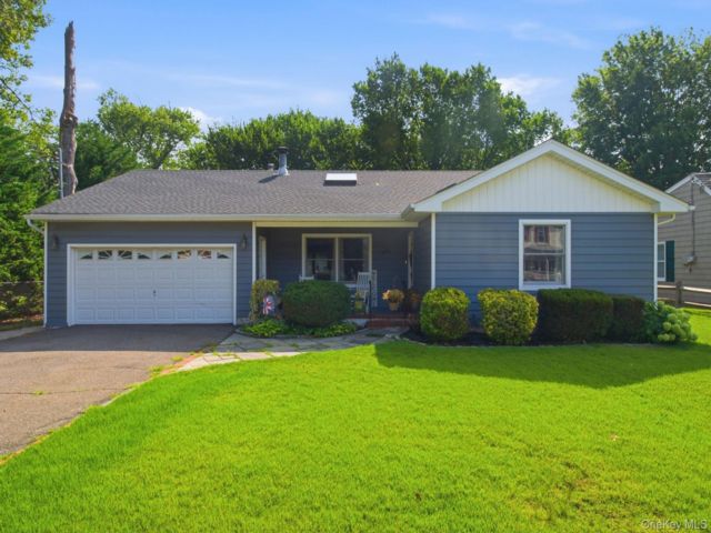  3 BR,  2.00 BTH &nbsp;Ranch style home in Copiague