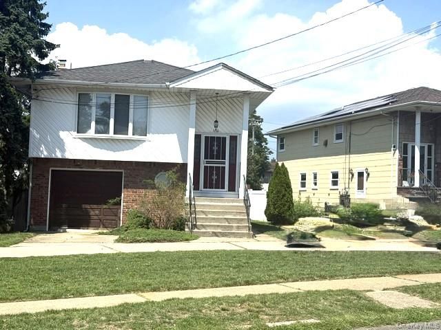  4 BR,  3.00 BTH &nbsp;Hi ranch style home in Franklin Square