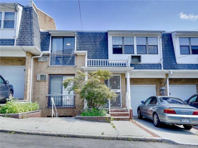  5 BR,  4.00 BTH &nbsp;House style home in Little Neck