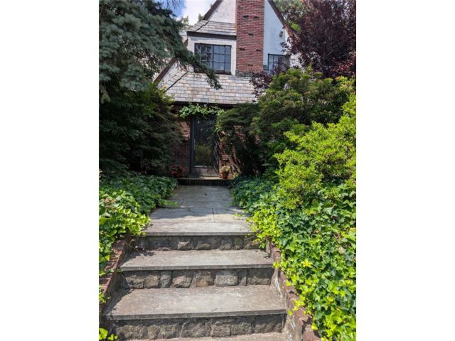  3 BR,  3.00 BTH &nbsp;Tudor style home in Jamaica Estates