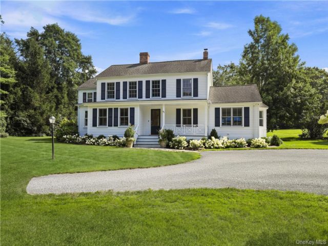  4 BR,  4.00 BTH &nbsp;Colonial style home in Bedford Hills