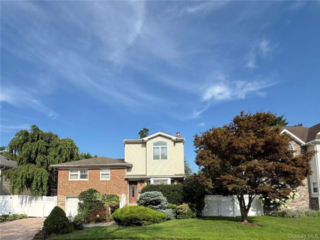 4 BR,  4.00 BTH &nbsp;Split level style home in Syosset
